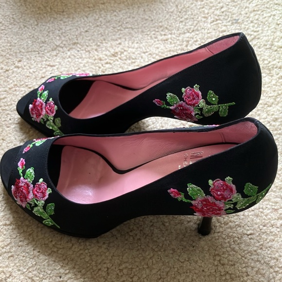 NWT MOSCHINO black fabric peep toe heels w floral beading. Floral delight 7. - Picture 5 of 11